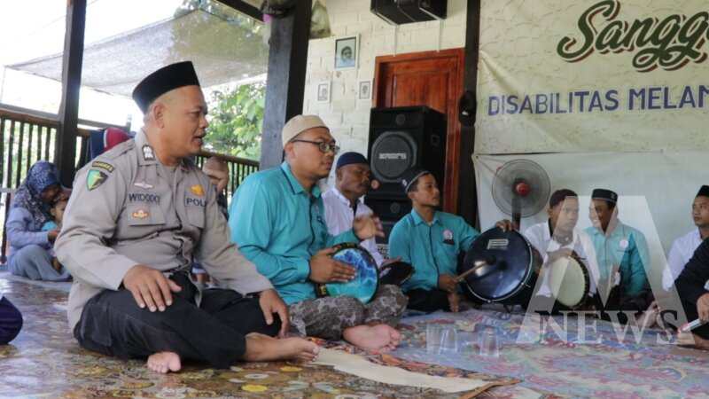 Aiptu Widodo Triadmodjo bersama penyandang Disabilitas