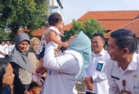 Kaper BKKBN Jatim Maria Ernawati saat bagi sembako
