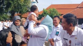 Kaper BKKBN Jatim Maria Ernawati saat bagi sembako