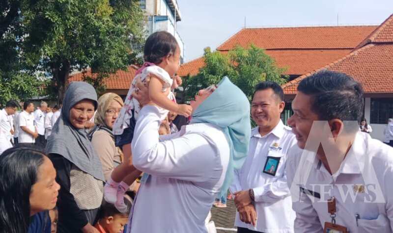 Kaper BKKBN Jatim Maria Ernawati saat bagi sembako