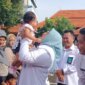 Kaper BKKBN Jatim Maria Ernawati saat bagi sembako