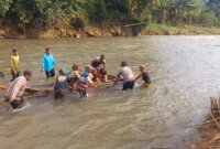 Polsek Tempurejo bantu warga seberangkan anak sekolah