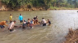 Polsek Tempurejo bantu warga seberangkan anak sekolah