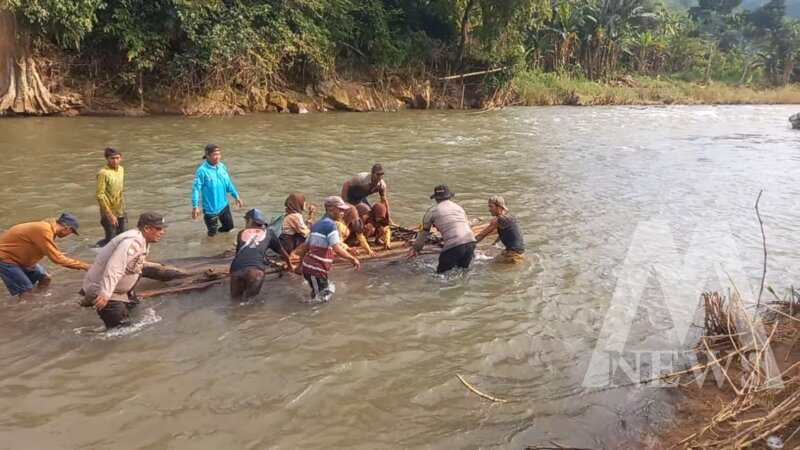 Polsek Tempurejo bantu warga seberangkan anak sekolah