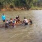 Polsek Tempurejo bantu warga seberangkan anak sekolah