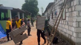 Polisi dan TNI bersihkan rumah terdampak ledakan