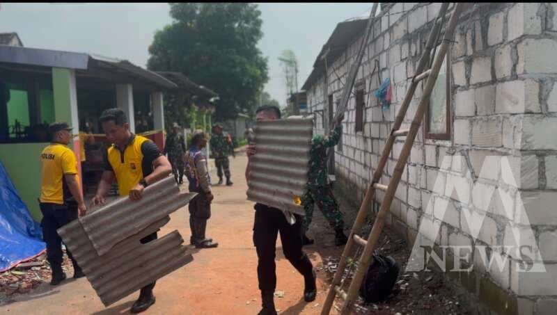 Polisi dan TNI bersihkan rumah terdampak ledakan