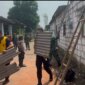 Polisi dan TNI bersihkan rumah terdampak ledakan