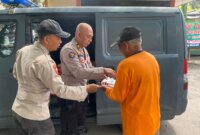 Kasihumas Polres Nganjuk AKP Supriyanto saat berbagi nasi bungkus