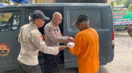 Kasihumas Polres Nganjuk AKP Supriyanto saat berbagi nasi bungkus