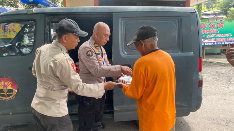Kasihumas Polres Nganjuk AKP Supriyanto saat berbagi nasi bungkus
