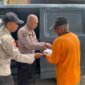 Kasihumas Polres Nganjuk AKP Supriyanto saat berbagi nasi bungkus