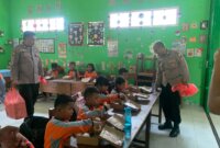 Polres Nganjuk berbagi makan siang bergizi di SDN 1 Wilangan