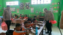 Polres Nganjuk berbagi makan siang bergizi di SDN 1 Wilangan