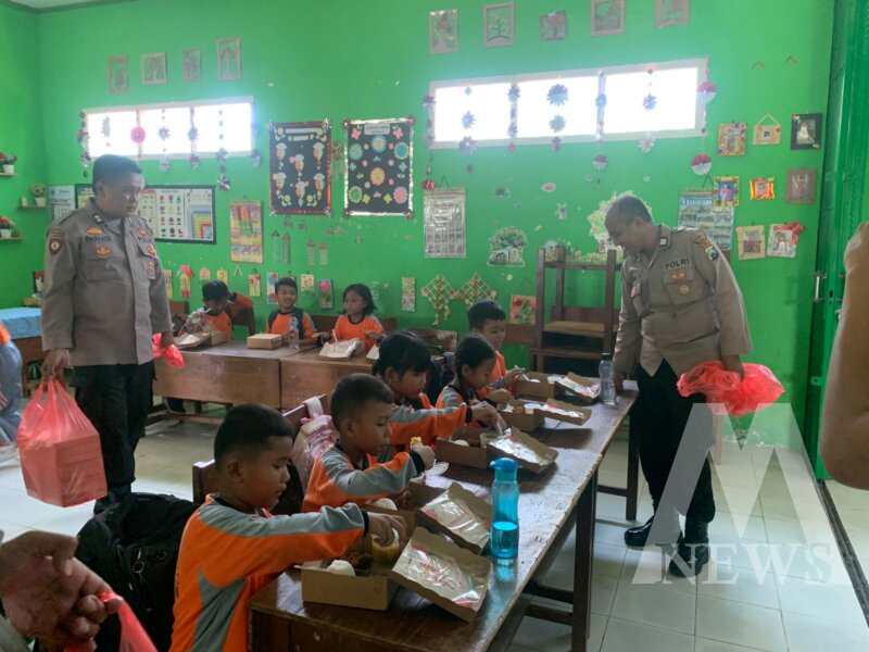 Polres Nganjuk berbagi makan siang bergizi di SDN 1 Wilangan