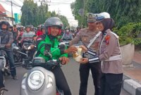 Satlantas Polres Kediri Kota bagi sembako