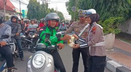 Satlantas Polres Kediri Kota bagi sembako
