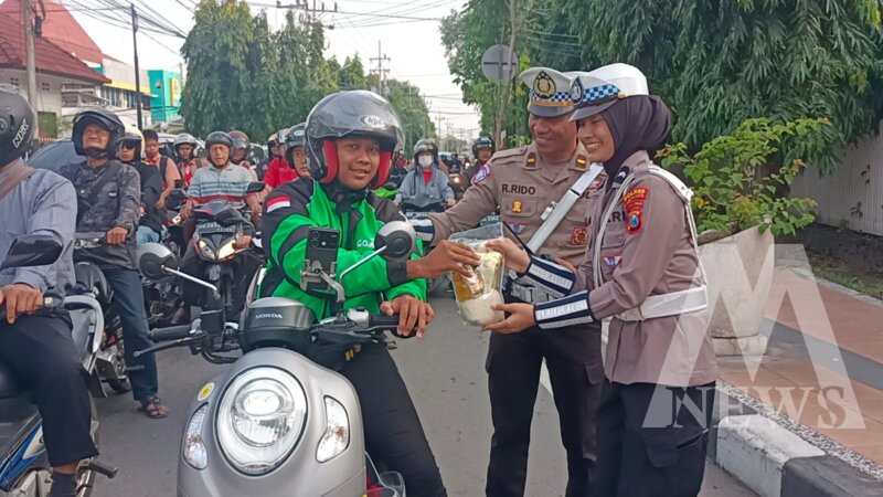 Satlantas Polres Kediri Kota bagi sembako