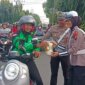 Satlantas Polres Kediri Kota bagi sembako