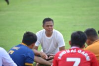 Kapolres Gresik AKBP Rovan Richard Mahenu saat bermain sepakbola