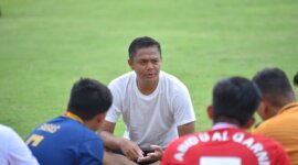 Kapolres Gresik AKBP Rovan Richard Mahenu saat bermain sepakbola