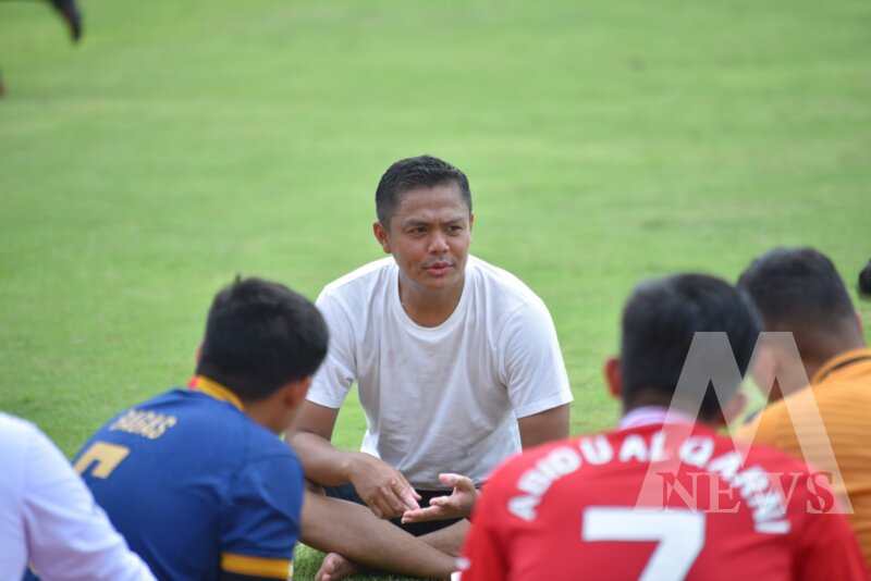 Kapolres Gresik AKBP Rovan Richard Mahenu saat bermain sepakbola