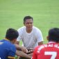 Kapolres Gresik AKBP Rovan Richard Mahenu saat bermain sepakbola