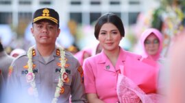 Kapolres Gresik AKBP Rovan Richard Mahenu bersama Ny. Miranda Rovan
