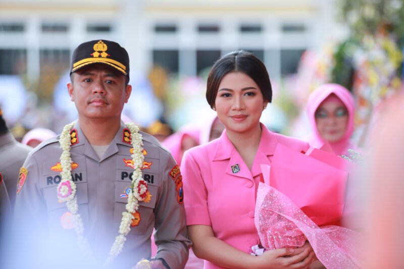 Kapolres Gresik AKBP Rovan Richard Mahenu bersama Ny. Miranda Rovan
