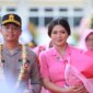 Kapolres Gresik AKBP Rovan Richard Mahenu bersama Ny. Miranda Rovan
