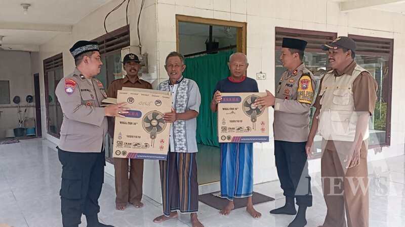 Polsek Cerme jelang ramadhan beri bantuan kipas angin