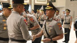 Kapolda Jatim Irjen Pol Drs. Imam Sugianto beri selamat Kapolres Gresik AKBP Rovan Richard Mahenu