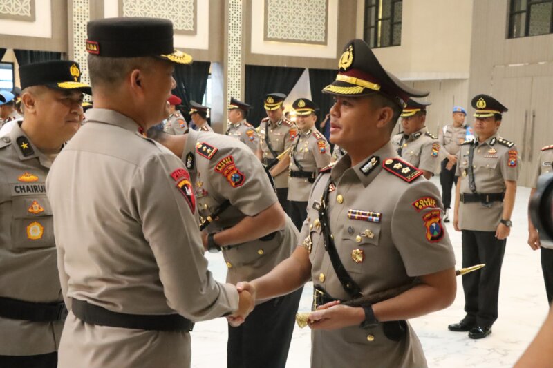 Kapolda Jatim Irjen Pol Drs. Imam Sugianto beri selamat Kapolres Gresik AKBP Rovan Richard Mahenu
