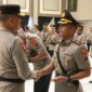 Kapolda Jatim Irjen Pol Drs. Imam Sugianto beri selamat Kapolres Gresik AKBP Rovan Richard Mahenu
