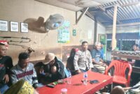Bhabinkamtibmas Polsek Benjeng saat ngopi bareng warga