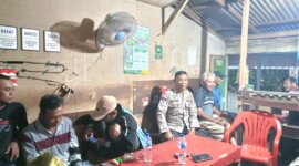 Bhabinkamtibmas Polsek Benjeng saat ngopi bareng warga