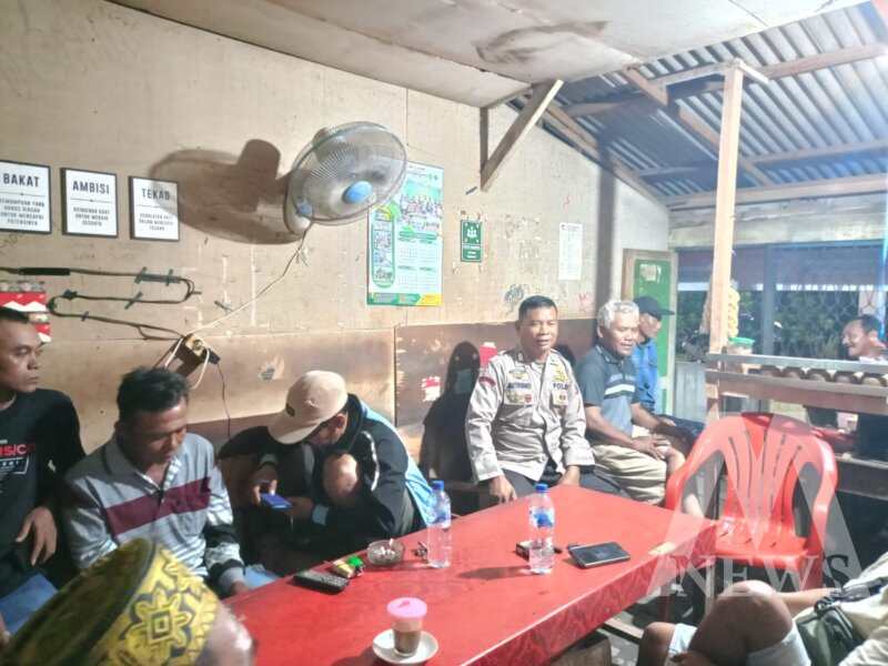 Bhabinkamtibmas Polsek Benjeng saat ngopi bareng warga
