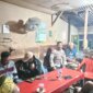 Bhabinkamtibmas Polsek Benjeng saat ngopi bareng warga