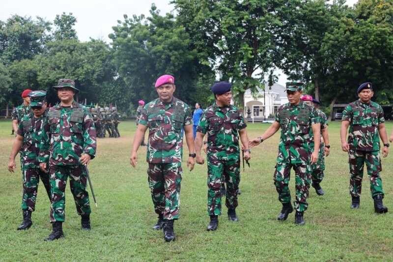 Gubernur AAL Laksda TNI Dato Rusman, Dankodikmar Kodiklatal Brigjen TNI Marinir Ahmad Fajar, Inspektur Kodiklatal Brigjen TNI Marinir Hendro Suwito