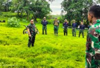 Dirdik Kodiklatal Brigjen TNI Marinir Fransisco Simanjorang beri pengarahan prajurit