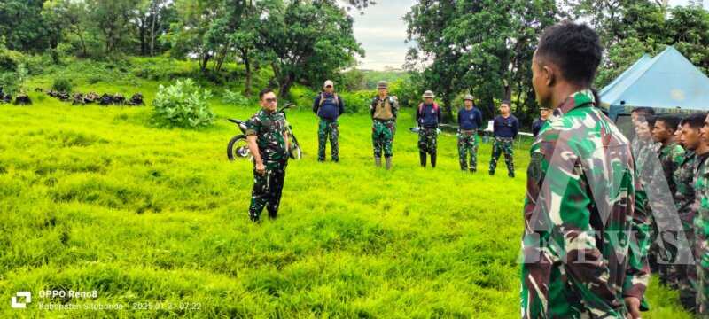 Dirdik Kodiklatal Brigjen TNI Marinir Fransisco Simanjorang beri pengarahan prajurit