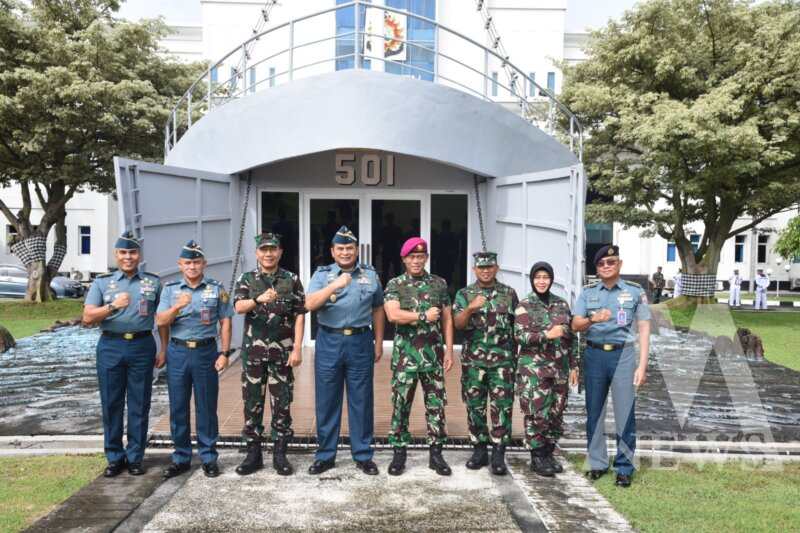 Wadan Kodiklatal Laksda TNI I Gung Putu Alit Jaya bersama Wairjenal Laksma TNI Tjatur Hendrawidjaja