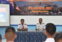 Danpusdiklek Kodikdukum Kodiklatal Kolonel Laut (E) Yusup Budi Santosa didampingi Dansepa Pusdiklek, Mayor Laut (E) Basuki