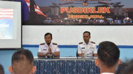 Danpusdiklek Kodikdukum Kodiklatal Kolonel Laut (E) Yusup Budi Santosa didampingi Dansepa Pusdiklek, Mayor Laut (E) Basuki
