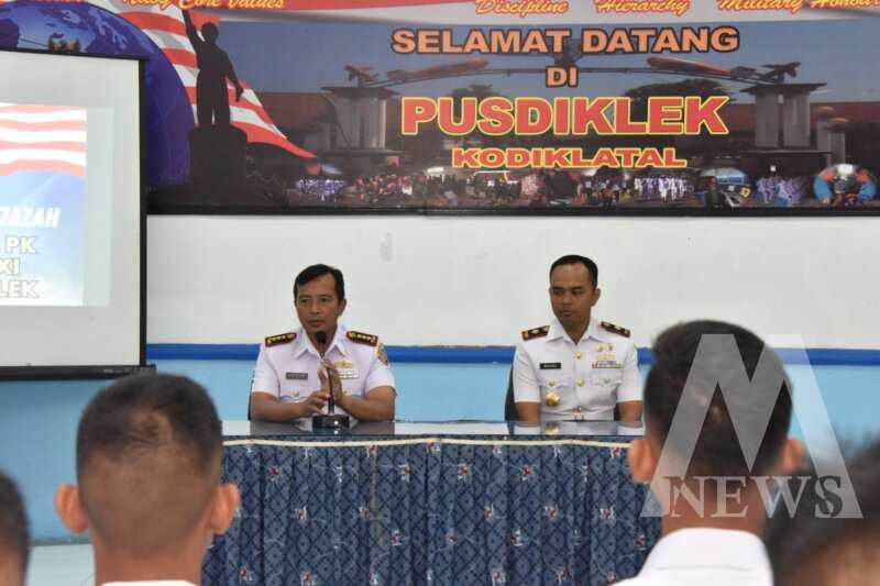 Danpusdiklek Kodikdukum Kodiklatal Kolonel Laut (E) Yusup Budi Santosa didampingi Dansepa Pusdiklek, Mayor Laut (E) Basuki
