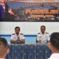 Danpusdiklek Kodikdukum Kodiklatal Kolonel Laut (E) Yusup Budi Santosa didampingi Dansepa Pusdiklek, Mayor Laut (E) Basuki