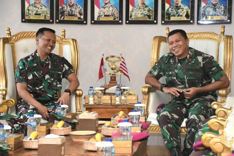 Danpuslatdiksarmil Kolonel Laut (P) Musleh Yadi bersama Danpasmar-2 Brigjen TNI Marinir Nanang Saefulloh