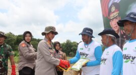 Kapolres Bojonegoro AKBP Mario Prahatinto secara simbolis berikan bibit jagung