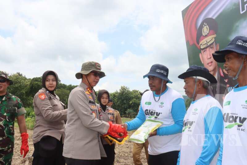 Kapolres Bojonegoro AKBP Mario Prahatinto secara simbolis berikan bibit jagung
