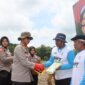 Kapolres Bojonegoro AKBP Mario Prahatinto secara simbolis berikan bibit jagung